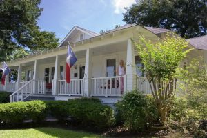summer-view-of-home-with-Texas-state-flags